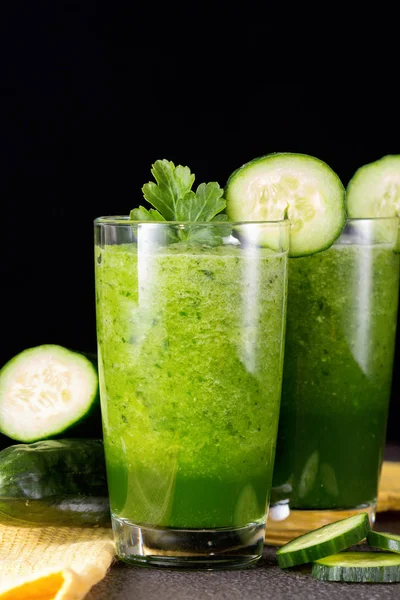 Bir bardak taze salatalık suyu. Yeşil smoothie. Detoks suyu. Sağlıklı içecek.. 
