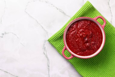 Maydanozlu domates çorbası, mermer arka planda soğan ve sarımsak. Rahat bir yemek. Kırsal tarzda. Boşluğu kopyala.