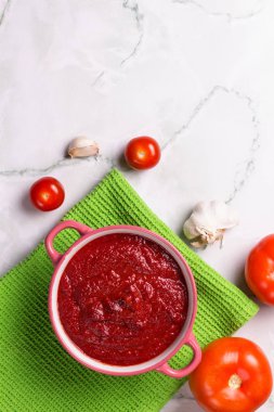 Maydanozlu domates çorbası, mermer arka planda soğan ve sarımsak. Rahat bir yemek. Kırsal tarzda. Boşluğu kopyala.