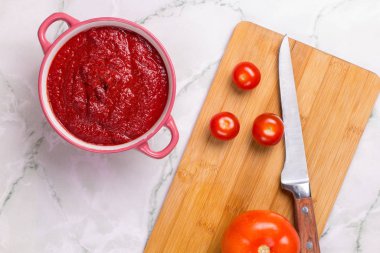 Maydanozlu domates çorbası, mermer arka planda soğan ve sarımsak. Rahat bir yemek. Kırsal tarzda. Boşluğu kopyala.