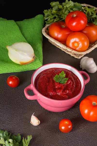 Soupe de tomates avec persil, oignon et ail sur fond gris. Nourriture confortable. Style rustique — Photo