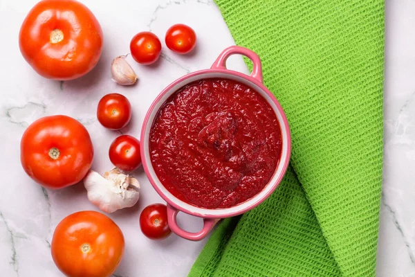 Tomato soup with parsley, onion and garlic on marble background. Comfortable food. Rustic style. Copy space. — Stock Photo, Image