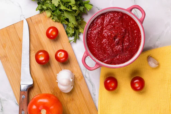 Tomato soup with parsley, onion and garlic on marble background. Comfortable food. Rustic style. Copy space. — Stock Photo, Image