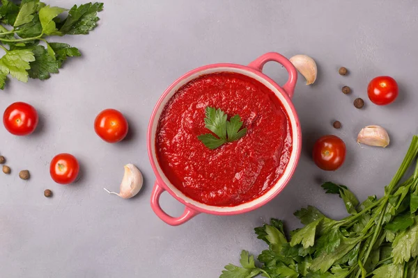 Soupe de tomates avec persil, oignon et ail sur fond gris. Nourriture confortable. Style rustique. Espace de copie . — Photo