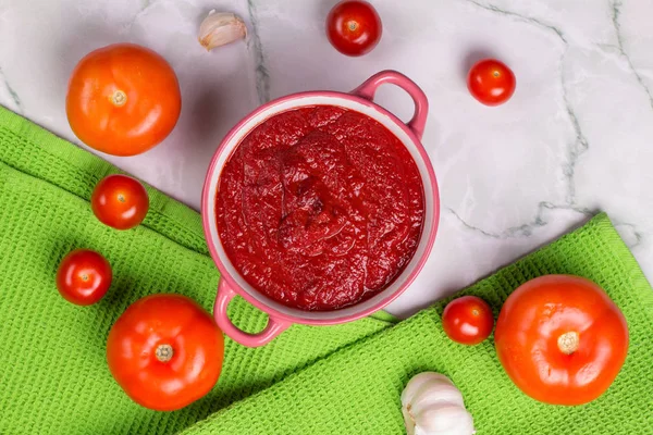 Tomatensoep met peterselie, ui en knoflook op marmeren ondergrond. Comfortabel eten. Rustieke stijl. Kopieerruimte. — Stockfoto