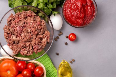 Domatesli, yumurtalı, maydanozlu ve biberli kıyma. Güç eti. Üst görünüm.