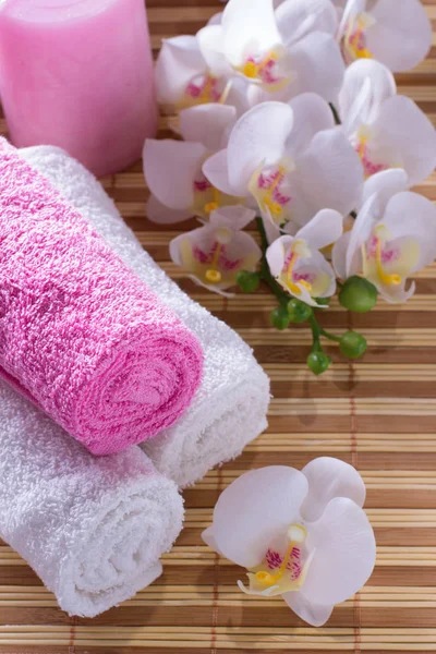 Havlu Kabuk Aromatik Yağ Orkide Mumlu Spa Seti Rahatla Konsept — Stok fotoğraf