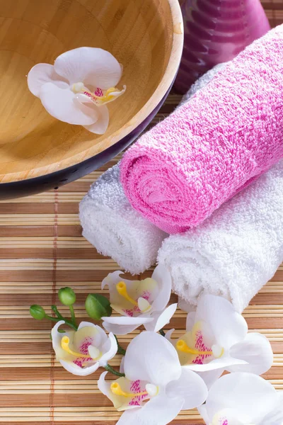 Ambiente Spa Com Toalha Conchas Óleo Aromático Orquídea Vela Relaxar — Fotografia de Stock