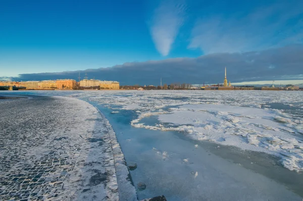 Widok na nasyp z wharf Mierzei Mytninskaya z Vasilyevsk — Zdjęcie stockowe