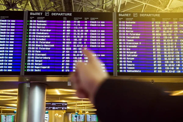 Horario de vuelo en la terminal del aeropuerto —  Fotos de Stock