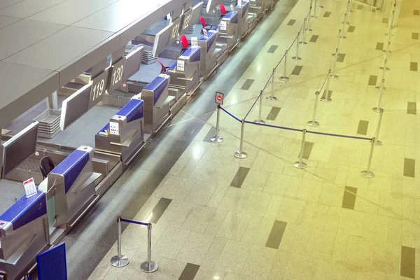 Não há ninguém no check-in do aeroporto — Fotografia de Stock