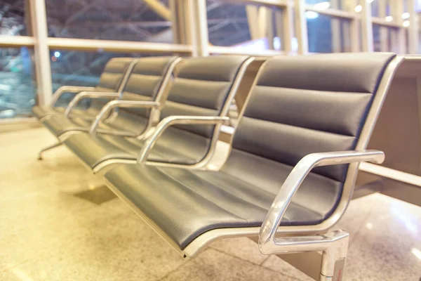 Filas de asientos en el salón del aeropuerto —  Fotos de Stock