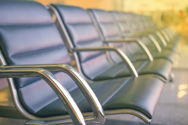 Linhas de assentos no lounge do aeroporto — Fotografia de Stock