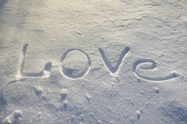 Kar üzerinde yazılı kelime aşk