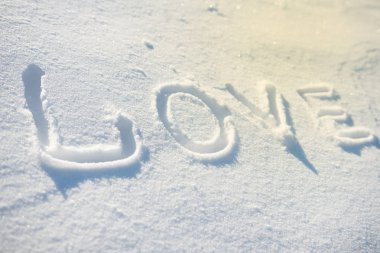 Kar üzerinde yazılı kelime aşk