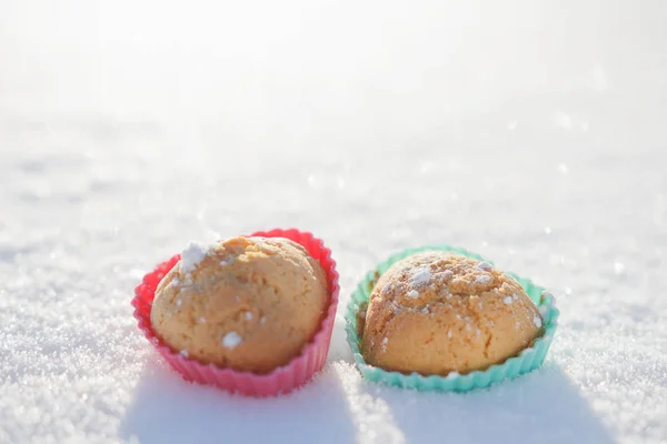 Cookies en forme de cœur dans la neige . — Photo