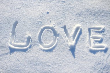 Karda çizilmiş sözcüğü aşk.