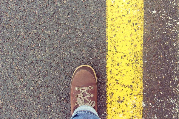Reiziger van de benen lopen op een verharde weg. — Stockfoto