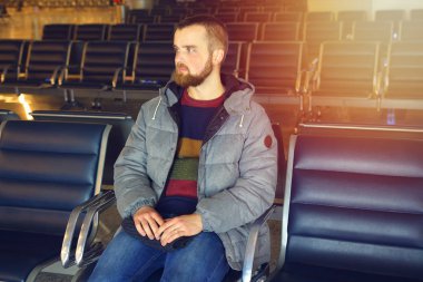 Bir yolcu uçağını havaalanında bekler.