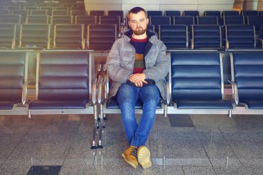 Bir yolcu uçağını havaalanında bekler.