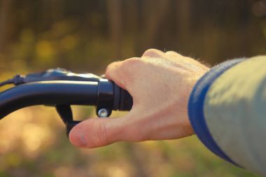 Bir adam açık hava yakın çekim bir ormanda bir bisiklet sürme.