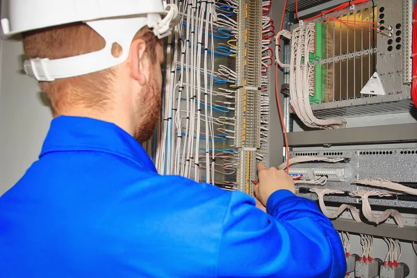 Engenheiro testa o gabinete de automação com controladores de equipamentos industriais — Fotografia de Stock