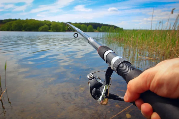 Pêcheur pêche sur le lac avec une journée ensoleillée en été — Photo