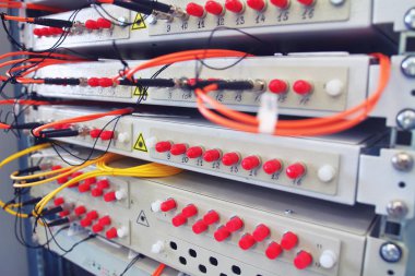 Fiber optik anahtarı sunucu odası bağlı Fc kablolarla