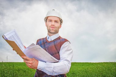 Mühendis Oluşturucu mimar proje belgeleri ile beyaz kask eller.