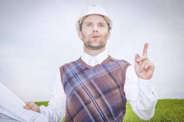 mühendis mimar beyaz kask ve çizimler düşünüyor, analiz eder, iyi fikir veya çözümü ile karmaşık sorun için gelir