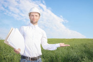 Güvenilir inşaat Oluşturucusu mühendis mimar beyaz kask içinde onun el çizim apartman tutar