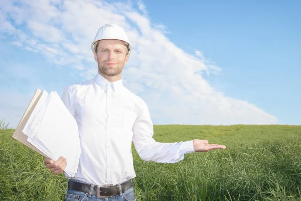 Güvenilir inşaat Oluşturucusu mühendis mimar beyaz kask içinde onun el çizim apartman tutar