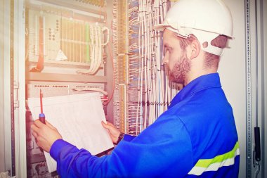 Elektrikçi kırık donatım tamiri.