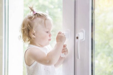 Çocuk penceresi açılır. Pencere kenarında çocuktur.