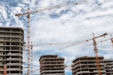 Vinçler ve yekpare beton binalar inşaat büyük inşaat çok. Bina Küre,