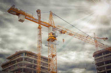 Beton binalar yakınındaki inşaat sitesinde vinç. İnşaat yakın çekim kavramı
