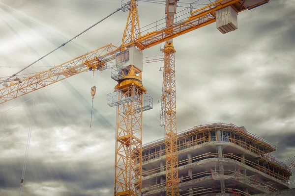 Yekpare beton Endüstriyel Bina vinç ile Bina İnşaatı. Karşı bina inşaat vinç yakın çekim