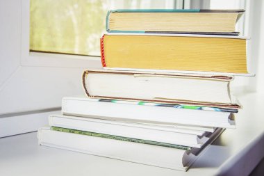 Yığın kitap pencere portre üzerinde
