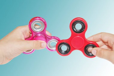 iki mavi zemin üzerine çocuğun elinde spinners kıpır