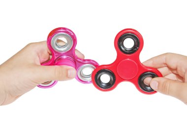 iki beyaz arka plan üzerinde izole çocuğun elinde spinners kıpır