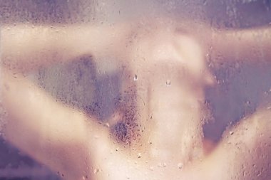 Cam damla ile arkasında duşta güzel kadın