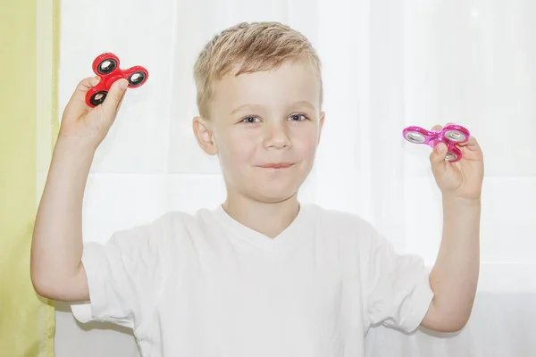 Boy bermain dengan dua tangan Spinner . — Stok Foto