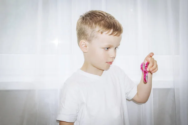 Мальчик держит за руку популярную игрушку для вертихвоста — стоковое фото