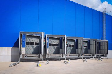 Dağıtım Merkezi rampa kapı yükleniyor. Modern Lojistik Merkezi. Bir depo yükleme yerinde.