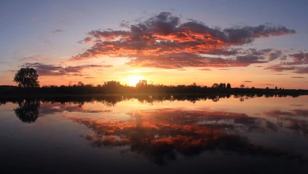 Beautiful sunset over river in outdoor. Landscape of river on sunset with colorful red clouds on sky. — Stock Photo, Image