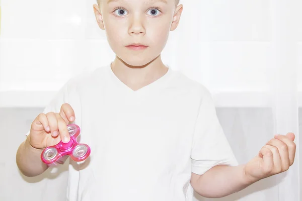 Anak kecil memegang biola spinner di tangan closeup . — Stok Foto