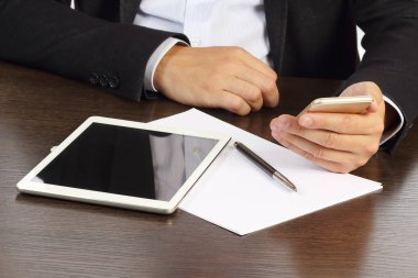 Telefon tutan işadamlarının elleri.