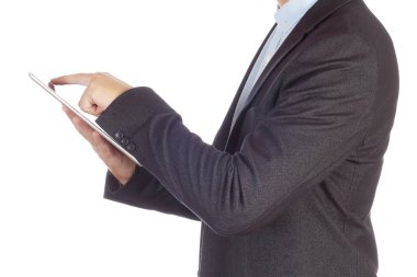 Siyah elbiseli adam beyaz arka plan üzerinde izole tablet kullanıyor. Tablet ile işadamı.