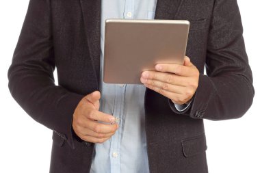 Tablet yakın çekim siyah elbiseli adam. Adam beyaz arka plan üzerinde izole tablet ile