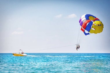 Türkiye'de paraşütle atlama. Tekne ile Alanya deniz üzerinde güzel yaz günde parasailing. Tropikal beach tatil.